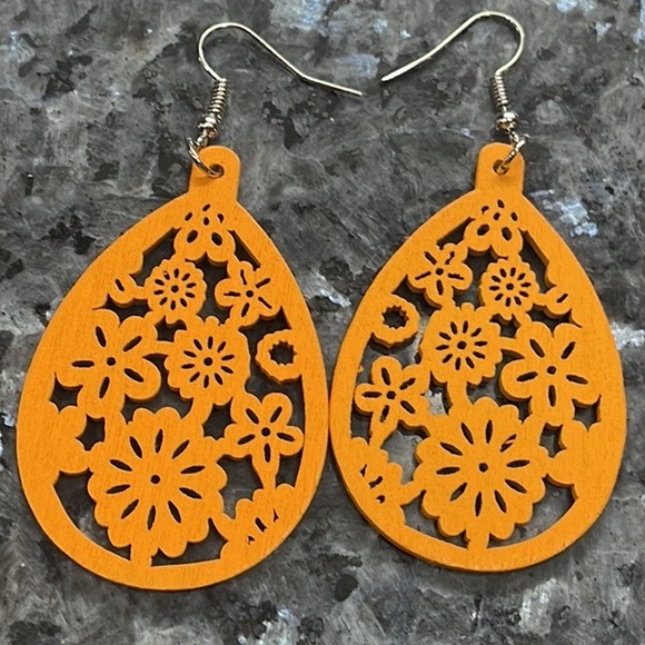 Jewelry - ⭕️ 3/$24 ⭕️ Orange painted wooden floral cutout earrings / NWOT